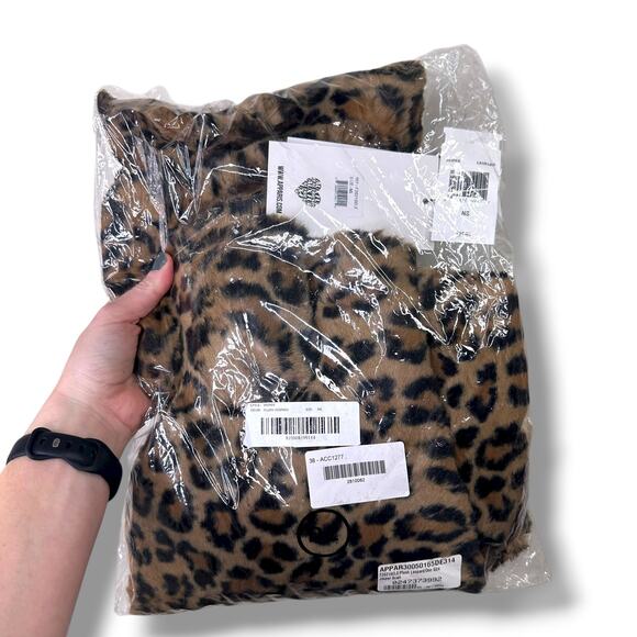 Apparis NWT Jasper Plush Leopard Print Black Brown Faux Fur Thread Through Scarf - Picture 11 of 12